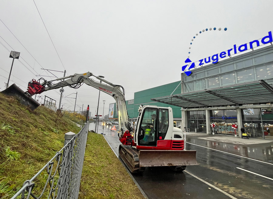 NaturZG Arbeiten Böschung EKZ Zugerland  Foto: Ursula Herzog